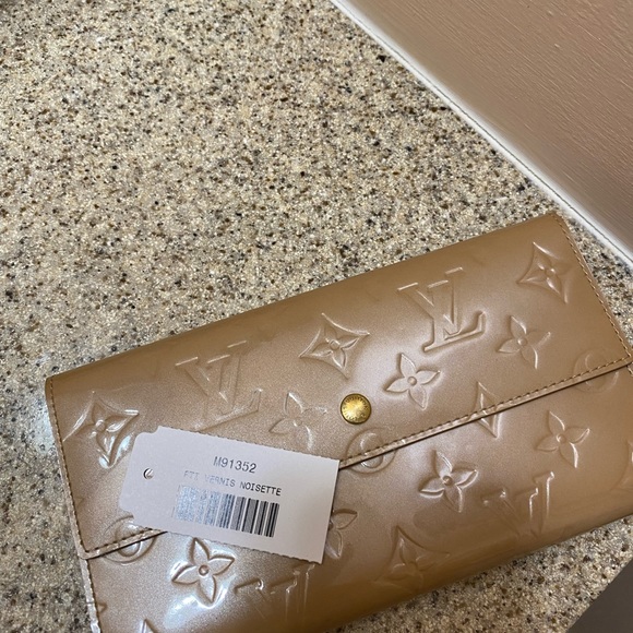 LOUIS VUITTON
Authentic Monogram Vernis Sarah Wallet - Picture 13 of 14